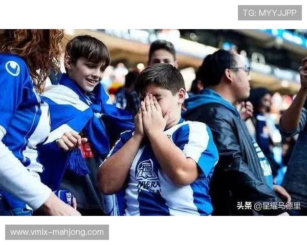 儿童球迷举牌致敬偶像，西甲公益活动温暖瞬间